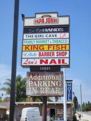 Another foto of the strip mall, that houses the restaurant!