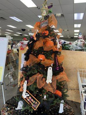 Halloween decorated tree - love it!