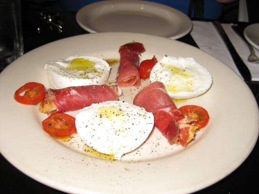 Jamom Serrano w/muzzarella de bufala y tomates