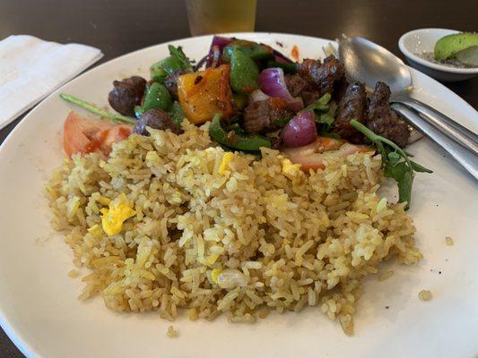 Com Chien Bo Luc Lac (Beef cubes and fresh vegetables with fried rice)