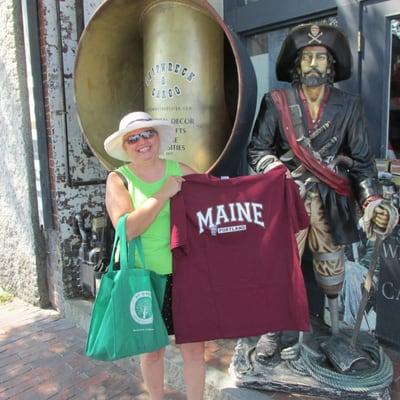 Scruffy tourist in front scruffy pirate.