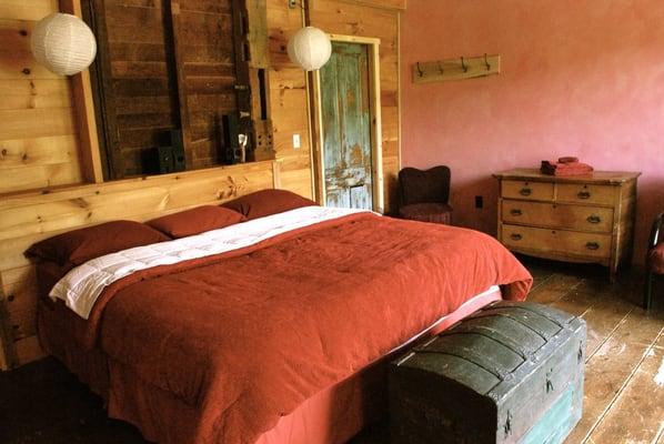 Rosa room w/king size bed, full size pull out futon, private bathroom & clawfoot tub