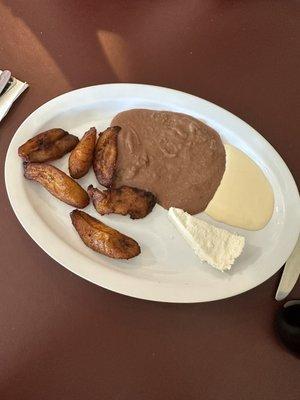 Plátanos fritos con queso, crema y frijoles