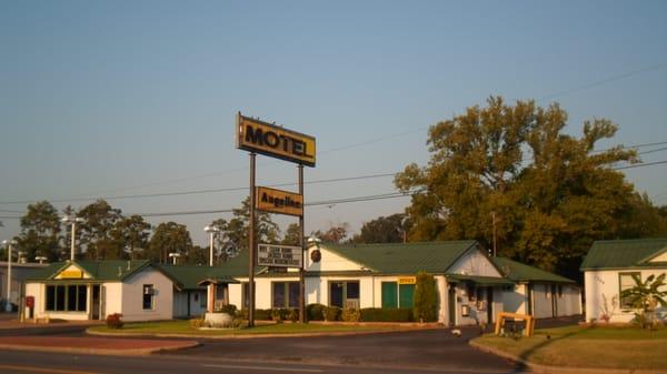 Angelina Motel offers clean rooms/kitchenettes at affordable rates.  Internet, restaurants close by, & washeteria on premises.