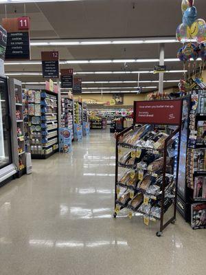 Clean, but lacking a good bakery section @ Safeway in Newport.