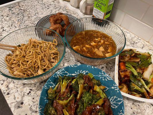 Chicken Lo Mein，Hot & Sour Soup， Fried Chicken Wings，broccoli beef，Vegetable Bean Curd！