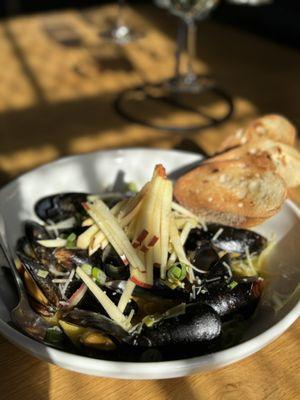 Fresh saffron mussels, honey crisp apple slivers and grilled bread for sopping up the leeks, onion, yummy cherry tomatoes and more saffron!