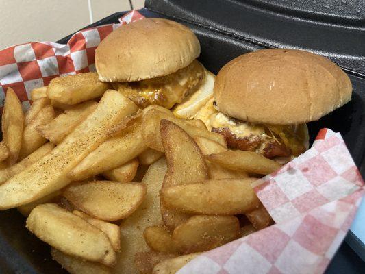 Sriracha chicken sliders with fries