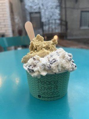 8 ounce cup of pistachio & stracciatella gelato