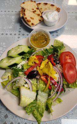 Pita w/tzaziki and Greek salad comes w/entree (4/21/23)