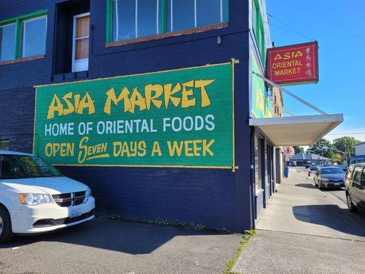 "Home of Oriental Foods"-- no true Asian would shop in a store that calls their food a rug.