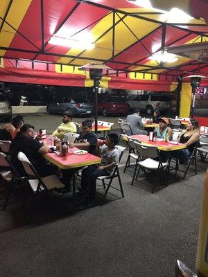 Familia Disfrutando una Rica Cena