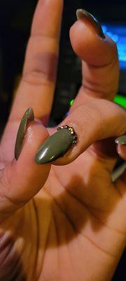 A bit of the glue got away from the jewels and you can kinda tell. But other than that, all the other nails are good