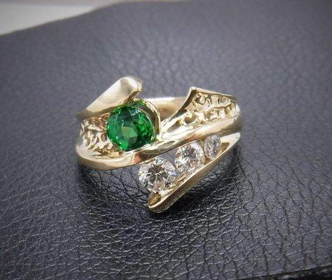 Tsavorite garnet & diamond 14k gold ring