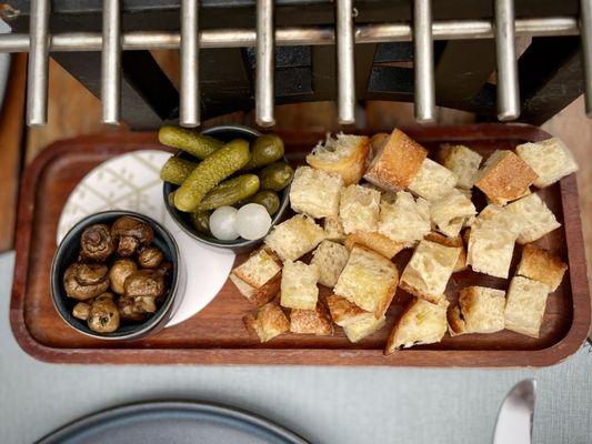 Après Winter Cheese Fondue (sourdough bread, button mushrooms, cornichons, pickled onions) - Prix Fixe 2023/24