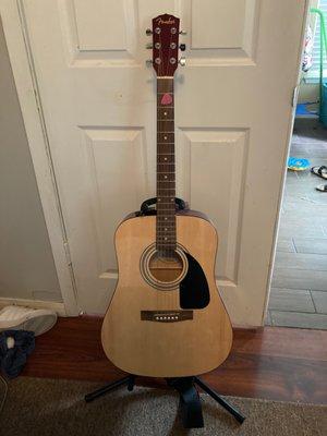 Acoustic fender with classic guitar stand