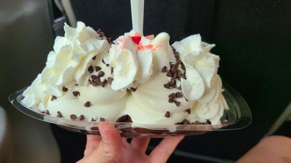 Brownie sundae with marshmallow sauce