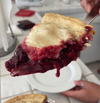 vegan marionberry pie, beyond bomb.