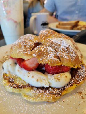 Crossiant French toast with cannoli cream and strawberries