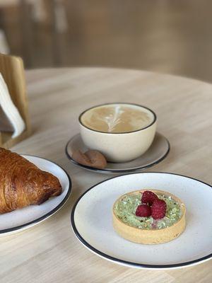 Pistachio tart, latte