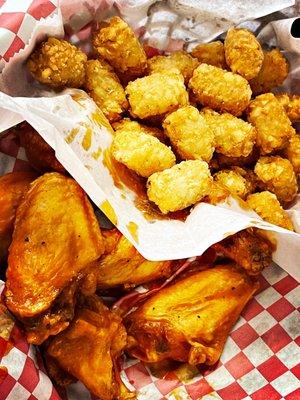 Medium wings with tots