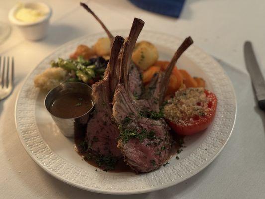 Lamb with potatoes, carrots and tomato