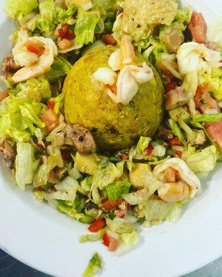 Mofongo con ensalada de marisco