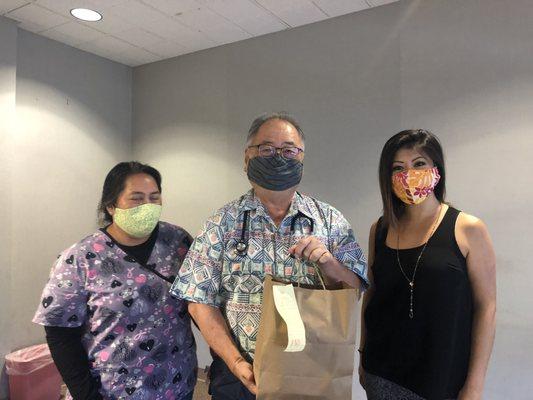 Agent Dallas Kajihiro-King delivering lunch to a healthcare heroes office, Dr Lloyd Kobayashi.  Thank you for your service Doctor and staff!