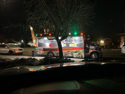 Taco truck off of Saratoga Avenue