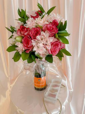 Flowers arrangement: Flowers, Brut & macarons