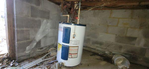 Old low boy water heater from 1999 still working.