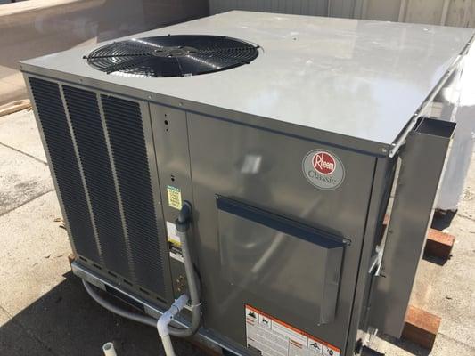 14 SEER 2.5 ton rooftop package unit