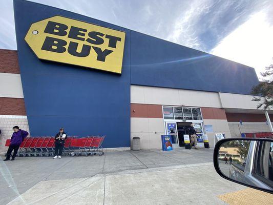 Terrible MANAGER CHRIS service Best Buy location.