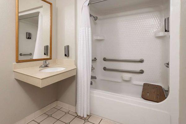 Guest room bath (accessible)