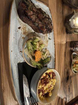 Ribeye, macaroni and cheese with veggies