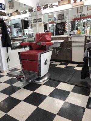 LOVE this old school joint. I have been coming here for years. Men, women, kids, everyone can get cleaned up here.