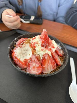 Strawberry bingsu