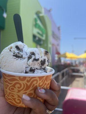 Cookies & Cream 2 scoops in a bowl