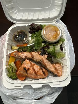 Try the grilled salmon, so delicious!