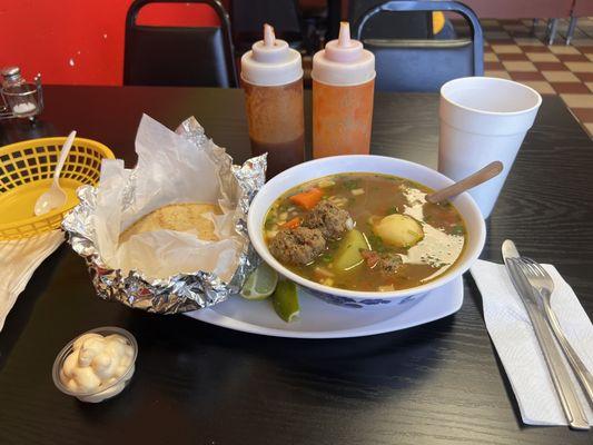 Albóndigas, tortillas hecho a mano, café (almorzaré con gusto)