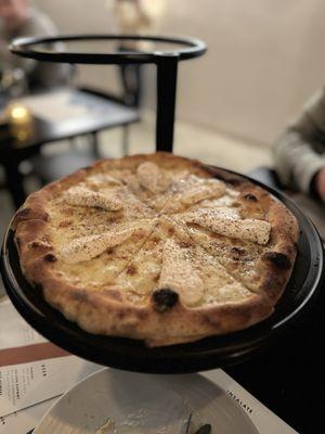 Cacio e peppe pizza. Very good.