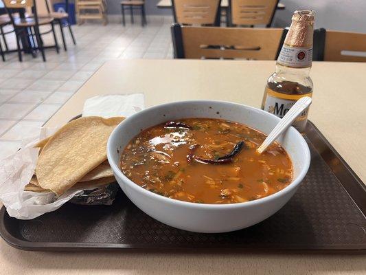 Menudo con un modelo. La combinación perfecta. Menudo with a modelo. The perfect combination.