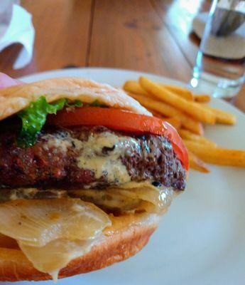 Hamburger with lettuce, tomato, grilled onions and mojo sauce