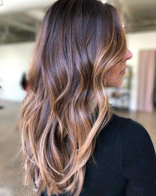 @hairartistrybymarissa
 created this look by using a foilayage technique.