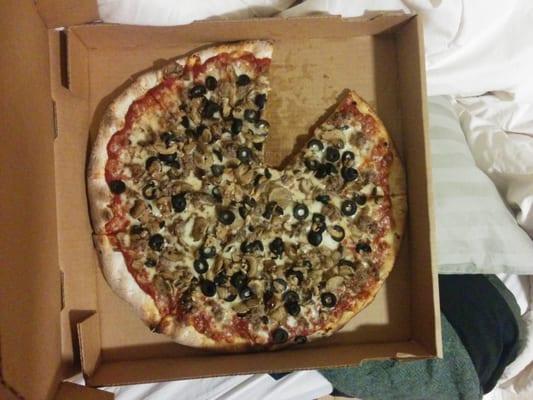 Kalamazoo delivery: Sausage, black olives & shrooms pizza