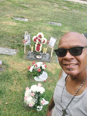 Ricky Tweet visiting wife Jackie grave with my Raybans on