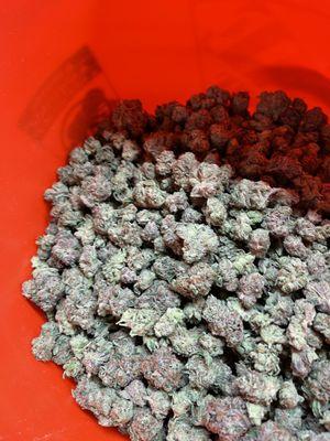 Super fire bud, great deals, great staff, larg strain selection