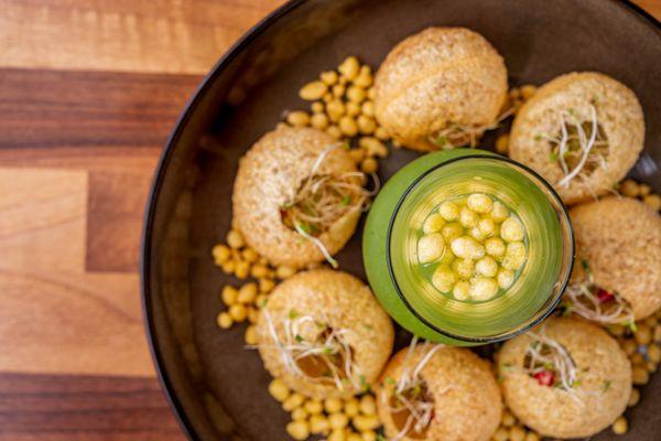 Pani Batashe - Lucknow (v, g, j) (vo)
Spherical fried crisps, orange, cilantro, tamarind,
spiced potatoes & sprouts