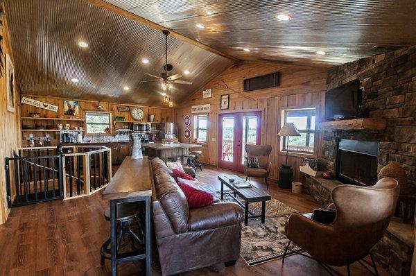 Come home to the Farm House Cabin. Will accommodate up to 8 guests. AC/heat, Wood fireplace, fire pit, grill, 4 private rooms, washer/dryer.