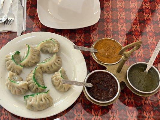 Veg momos with three types of sauce